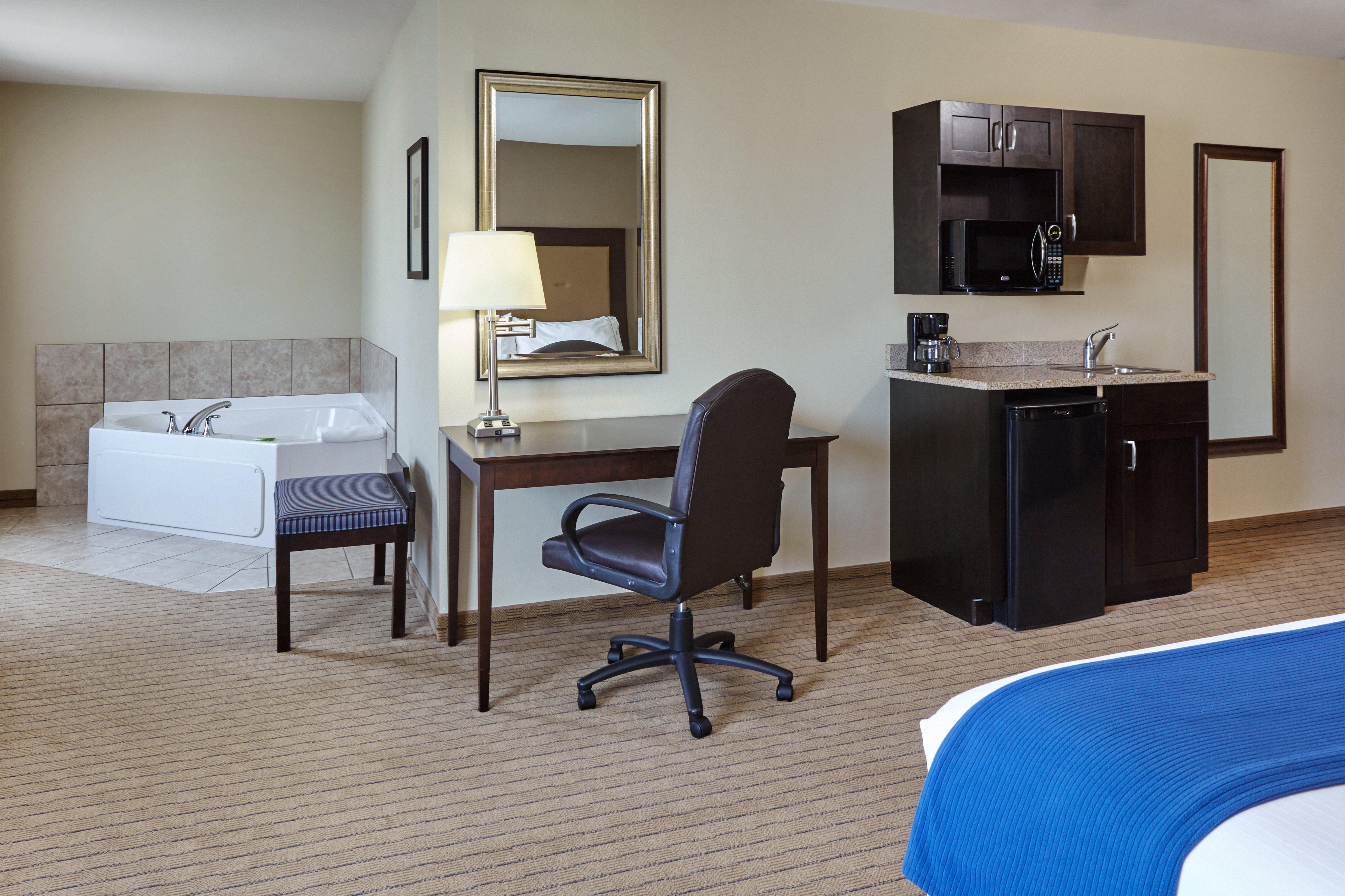 Holiday Inn Express & Suites Madison-Verona By Ihg Exterior foto