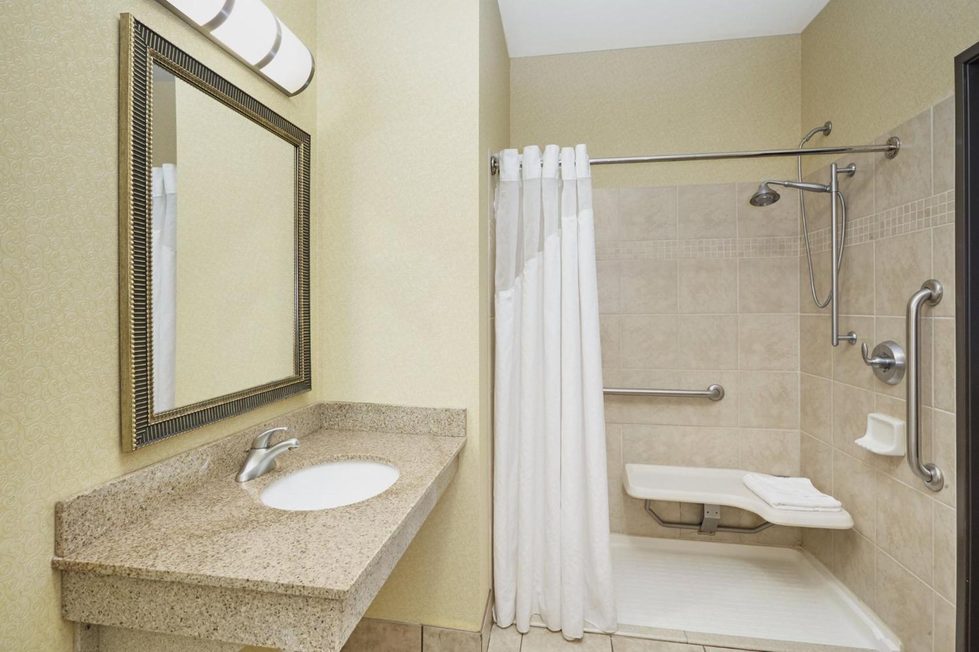 Holiday Inn Express & Suites Madison-Verona By Ihg Exterior foto